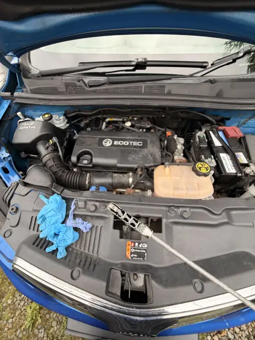Checking the oil level, 2014 Vauxhall Mokka