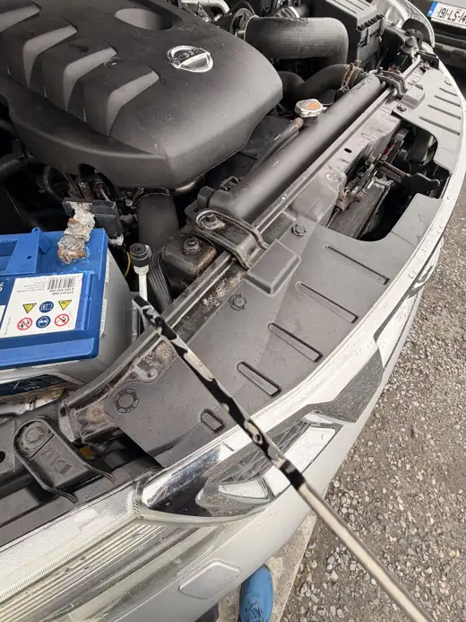Checking the oil level, 2014 Nissan Navara